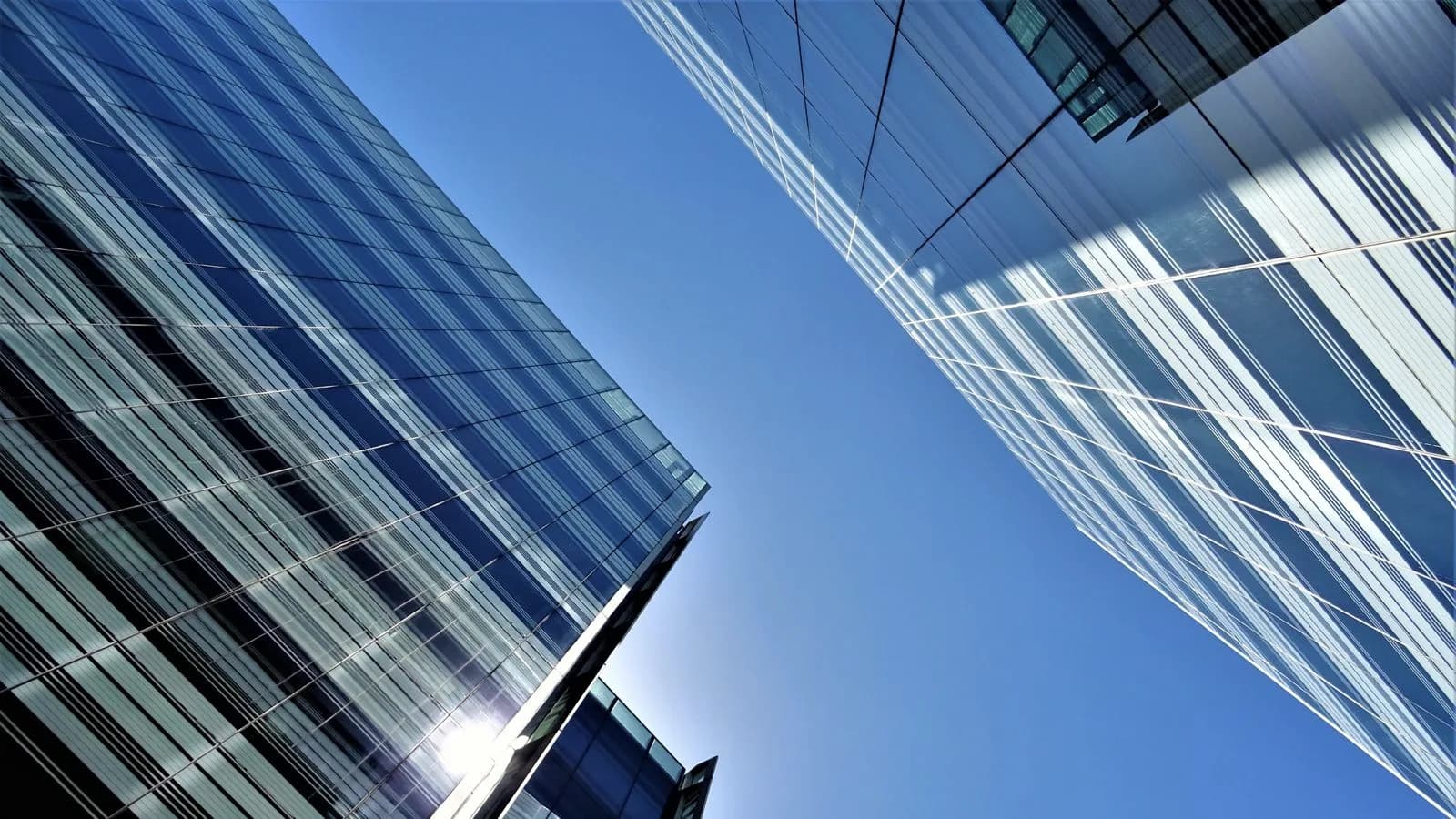 Immeubles de bureaux vitrés vus en contre-plongée