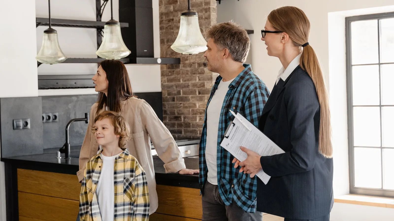 Une famille visite un logement avec une conseillère