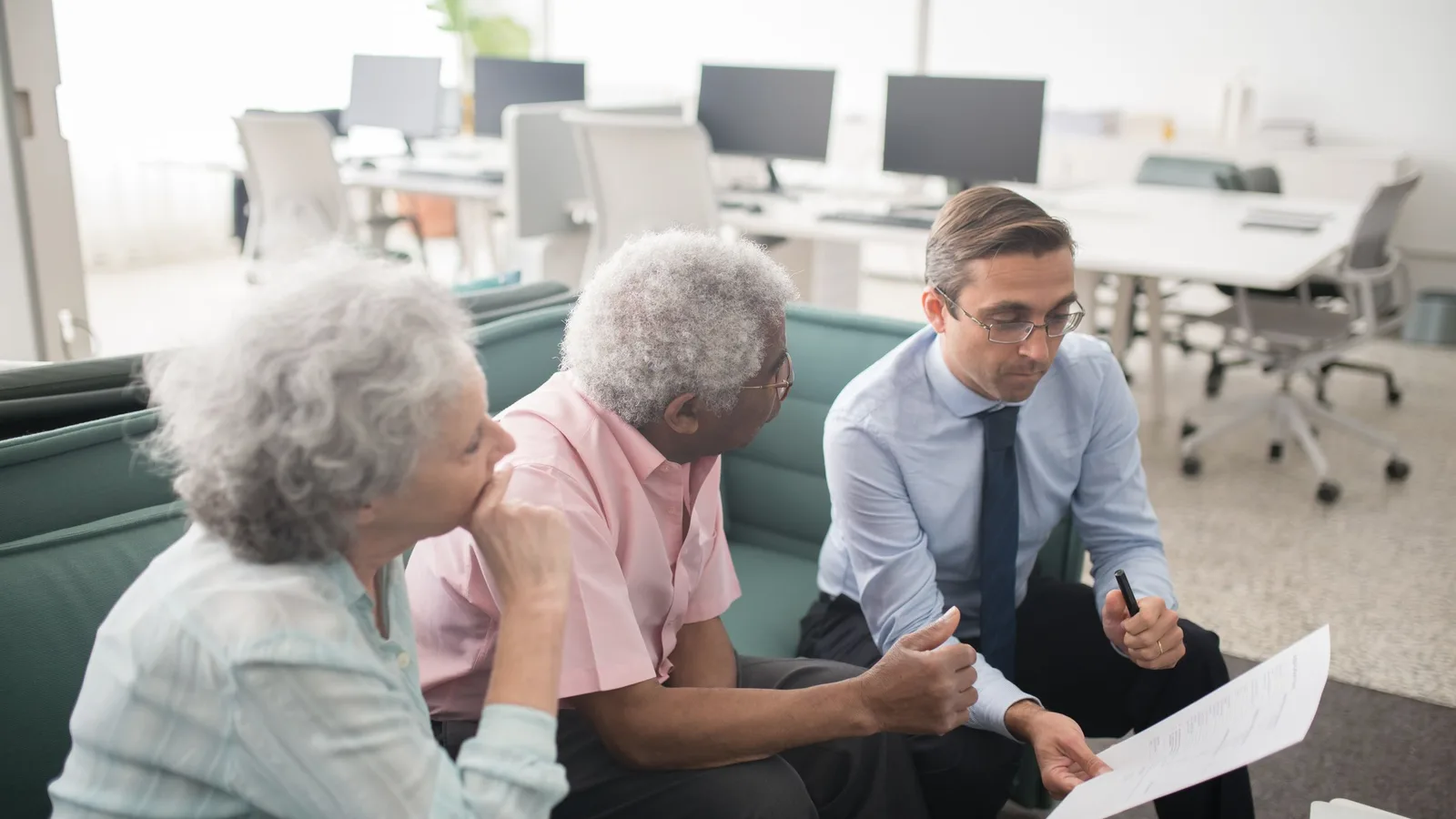 Un couple de retraités examine son dossier de crédit avec un conseiller.
